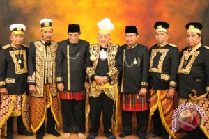 Sultan Aji Muhammad Salehuddin II of Kutai Kartanegara (in the middle)