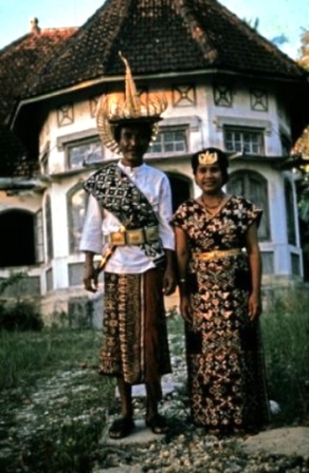 Son of Raja Baa, Joel Simon Kedoh of Rote with his wife in front of the palace of his father in 1990.