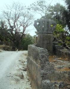Loleh, P. Rote - Kuburan Raja Lole Noi’i Hua Dilak, yang tergerus proyek pembangunan jalan desa.