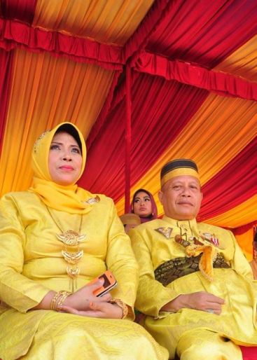 Sultan Kahrul Zaman Mts bersama istri Mira Endah Yuliani dari Kesultanan Dompu @ FKN IX Bima Sumber: Fahru Rizki, FB.