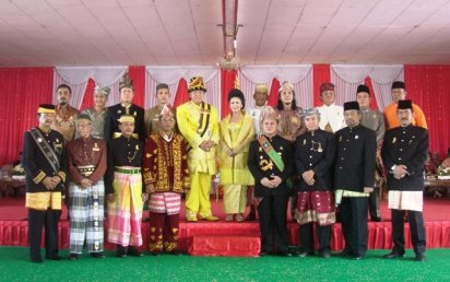 Para Sultan se-Nusantara diabadikan bersama Sultan H Baharuddin Harahap, SAg, dan Permaisuri Naduma Sari Gusti Raden Ayu Boru Siagian. 2008