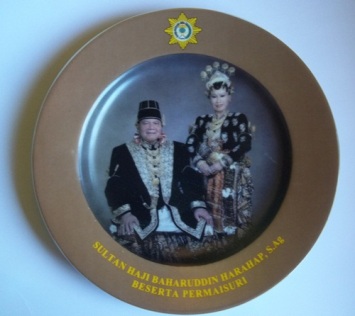 Piring kenangan Sultan Haji Baharuddin Harahap S.ag dan Permaisuri.