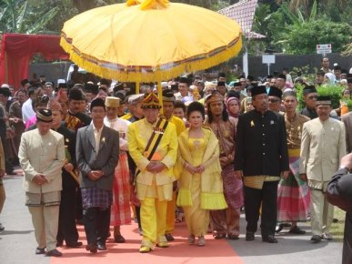 Sultan H Baharuddin Harahap, SAg, dan Permaisuri Naduma Sari Gusti Raden Ayu Boru Siagian bersanding dan diarak menuju Istana Tunggang Bosar. 2008