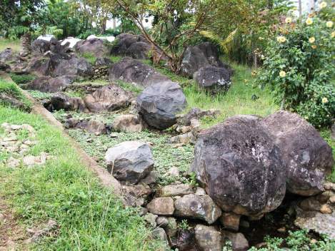 Situs Batu Kerajaan Kendan terletak di Kampung Kendan, Desa Citaman, Kecamatan Nagreg. Sumber: http://bandung.panduanwisata.com/ke-situs-batu-kerajaan-kendan/