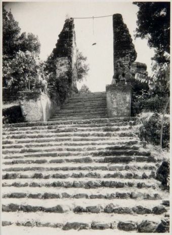 Tangga dan candi bentar masuk ke pemakaman Sunan Giri pada tahun 1932