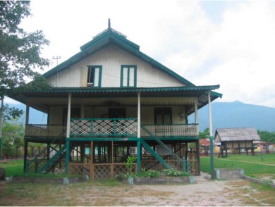 Rumah raja atau Sou Raja atau juga disebut Banua Mbaso yang berarti rumah besar. Rumah berbentuk panggung ini merupakan warisan nenek moyang keluarga para bangsawan suku Kaili.