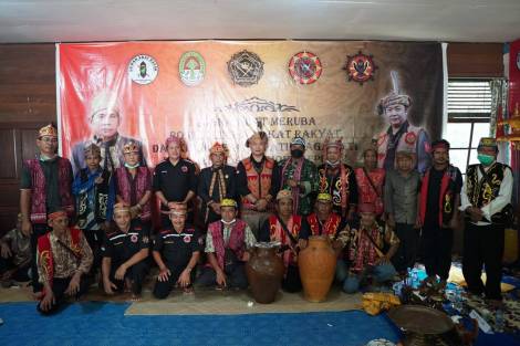 Hulu Aik - Foto bersama usai ritual adat Maruba yang dilaksanakan Raja Hulu Aik Desa Sembilan Domong Sepuluh, 25 – 26 Juni 2021