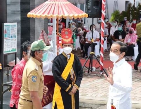 President Jokowi disambut raja negeri Hitu Lama, Raja Salhana Pelu, 2021